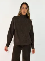 Sweater de tejido de punto acanalado en color marrón oscuro, con cuello alto y mangas largas con corte raglán.