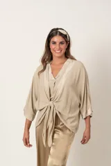 Túnica italiana color beige, lisa con vivo en satén. Se puede anudar al frente o cruzarla por atrás.