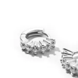 Aros pequeños plateados con cinco circonitas blancas engarzadas.