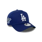 Gorra azul con el logo de Los Angeles Dodgers bordado en blanco en el frente y parche conmemorativo de las World Series en el lateral.
