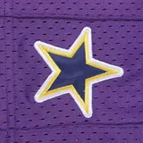 Musculosa de básquet roja con cuello y sisas en negro. Estampado frontal con el logo de los Chicago Bulls y la palabra "Chicago" en blanco.