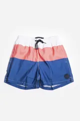 Short de baño celeste con estampado de hojas pequeñas en tonos verdes y blancos. Cuenta con cintura elástica con cordón ajustable, bolsillos laterales y un parche circular con logo en la parte inferior.