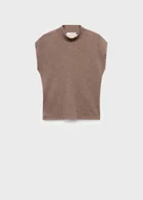 Camiseta de punto color marrón, con cuello perkins y diseño recto sin mangas.