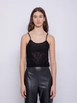 Top negro de puntilla con transparencias, sin mangas y con tirantes finos.