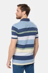 Remera polo de jersey de algodón con diseño de rayas horizontales en tonos azules, celestes, blancos, verdes y amarillos. Cuenta con cuello tipo polo, cierre frontal con botones personalizados y logo bordado en el pecho.