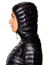 Campera puffer ultraligera de color negro con capucha, marca Mountain Hardwear modelo Ghost Whisperer. Presenta tejido ripstop, aislamiento de plumón, cierre frontal completo y bolsillos laterales con cremallera.