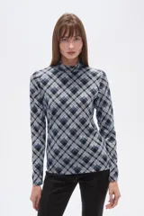 Remera de manga larga con cuello alto, confeccionada en tejido de viscosa y elastano con estampado a cuadros en tonos azul, gris y negro.