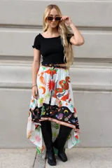 Falda larga irregular de algodón estampado con motivos místicos y cintura regulable.