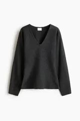 Remera de punto fino color gris oscuro, con escote en V y mangas dolman largas.