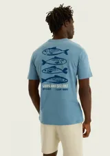 Remera de manga corta color beige con cuello redondo y diseño estampado en el pecho con el número 1880.