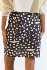 Pareo negro con estampado de pequeños círculos y peces, confeccionado en mezcla de viscosa y poliamida, de diseño versátil.