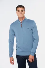 Buzo liso de punto fino en hilo de algodón color azul marino, con cuello alto y cierre frontal parcial con detalle de tirador de cuero.