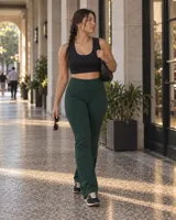 Calza larga de tiro alto, color verde oscuro, de tejido opaco y corte recto. Presenta una faja doble tela sin elástico superior.