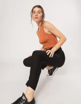 Pantalón chupín color beige de gabardina elastizada con tajitos frontales en el ruedo, pierna recta justa y bolsillos laterales.