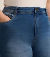 Bermuda ciclista de jean azul de tiro alto con terminación deshilachada.