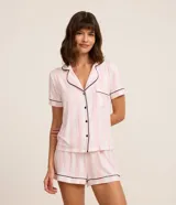 Conjunto de pijama corto americano de viscosa con estampado de rayas verticales. Incluye camisa de manga corta con cuello solapa y botones, y short con cintura elástica y lazo.