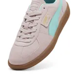 Championes Puma modelo Palermo, confeccionados en gamuza de color gris claro con detalles en verde menta y suela de goma marrón.