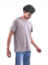 Remera de cuello en V, manga corta y corte regular, confeccionada en tejido de algodón liso.