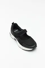 Zapatillas deportivas negras con suela blanca de 4cm de alto y tira ajustable con velcro.