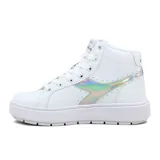 Bota de mujer Diadora modelo Rocket, caña alta, color blanco, con plataforma gruesa y cordones blancos. Presenta un detalle lateral con el logo de la marca en material iridiscente/holográfico.