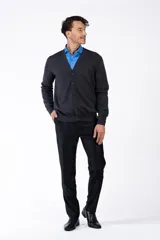 Cardigan azul marino de corte clásico, tejido con 95% algodón y 5% cashmere, con botones frontales y acabados finos en puños y cintura.