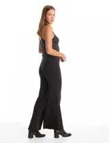 Pantalón palazzo de tiro alto confeccionado en tejido con acabado brillante tipo lurex, con pretina ancha elastizada y corte amplio.