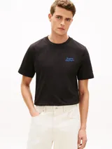 Remera de cuello redondo Tommy Hilfiger color negro, confeccionada en puro algodón, con logo bordado en el pecho en tono azul.