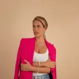 Caravanas colgantes compuestas por dos aros ovales de diferentes tamaños, elaboradas en plata 925. El aro superior presenta un acabado texturizado con incrustaciones de circonias, mientras que el aro inferior posee un diseño liso y pulido.