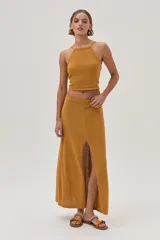 Falda midi color mostaza, tejida con textura y corte en el frente.