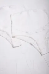 Pack de dos bombachas de algodón blancas, con faja delantera y puntilla en las piernas, diseñadas para embarazo y postparto.