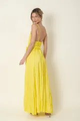Vestido largo amarillo de satén con breteles finos, corte en la cintura y lazo.