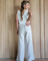 Pantalón de denim azul, de corte recto y tiro alto, con cintura elástica y cordón ajustable. Tiene bolsillos laterales.