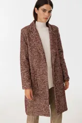 Tapado largo de corte clásico con solapas, confeccionado en tejido tweed color borgoña y beige.