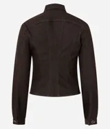 Campera de sarga color marrón chocolate, con diseño entallado, cuello con solapa, cierre frontal con botones y costuras estructuradas visibles.