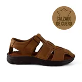 Sandalias de cuero color marrón con tiras anchas y ajuste con velcro. Suela de goma negra.