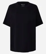 Remera de corte boxy con cuello redondo y mangas cortas. Confeccionada en algodón, presenta un diseño minimalista sin estampas con sisa caída.