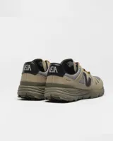 Championes Veja modelo Salar Alveomesh, color marrón con detalles en gris y negro. Presentan una estructura combinada de malla técnica y gamuza, con suela Vibram para mayor tracción y cordones jaspeados.