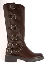 Bota marrón de caña alta con hebillas metálicas decorativas.