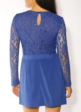 Vestido corto color rojo, con escote redondo, mangas largas de encaje y falda acampanada.