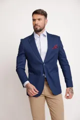 Blazer azul marino de corte slim fit, con solapa clásica, dos botones frontales y bolsillo de parche. Incluye pañuelo de seda estampado en el bolsillo superior.