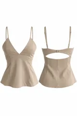 Top de satén negro con breteles finos, escote en V y diseño peplum con corte ajustado en la cintura y vuelo inferior.