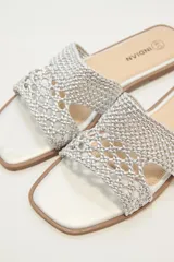 Sandalia plana marca Indian, color blanco, con tira ancha tejida en diseño de red y punta cuadrada.