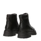 Botas tipo borcego de cuero color marrón oscuro, con cordones al tono, ojales metálicos y suela track robusta.