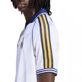 Camiseta de fútbol Adidas Originals del Real Madrid, color blanco con cuello polo y detalles en azul y amarillo en las mangas y hombros.