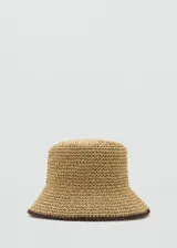 Sombrero tipo bucket de fibra natural trenzada en color tostado, con detalle de borde marrón oscuro.