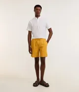 Bermuda recta de playa masculina de algodón texturizado con diseño de rayas sutiles, corte recto, bolsillos laterales y lazo ajustable en la cintura.
