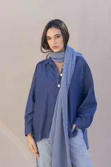 Pashmina rectangular de tejido de punto suave, liviana y con caída fluida.