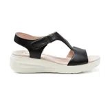 Sandalia de cuero sintético color negro con plataforma blanca.