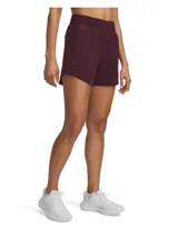 Short deportivo Under Armour modelo Vanish, color bordó, con cintura elástica y bajo curvado. Cuenta con bolsillos laterales y logo de la marca estampado en el frente.