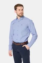 Camisa celeste de manga larga confeccionada en algodón, con cuello camisero, cierre frontal de botones, bolsillo en el pecho y diseño de cuadros sutiles.